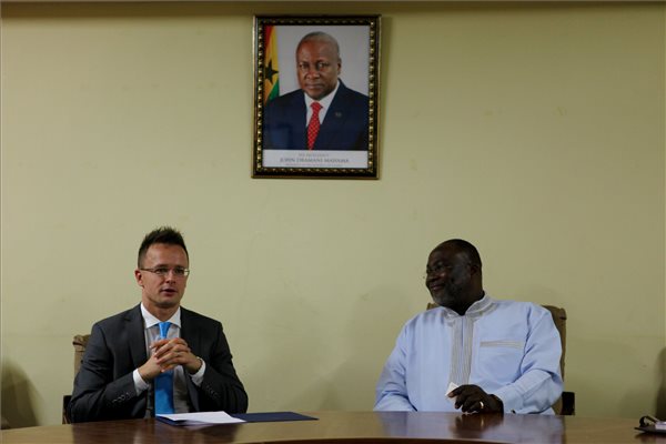 Szijjártó Péter külgazdasági és külügyminiszter (b) Ekow Spio Garbrah ghánai kereskedelmi miniszter Accrában 2015. október 14-én. MTI Fotó: KKM